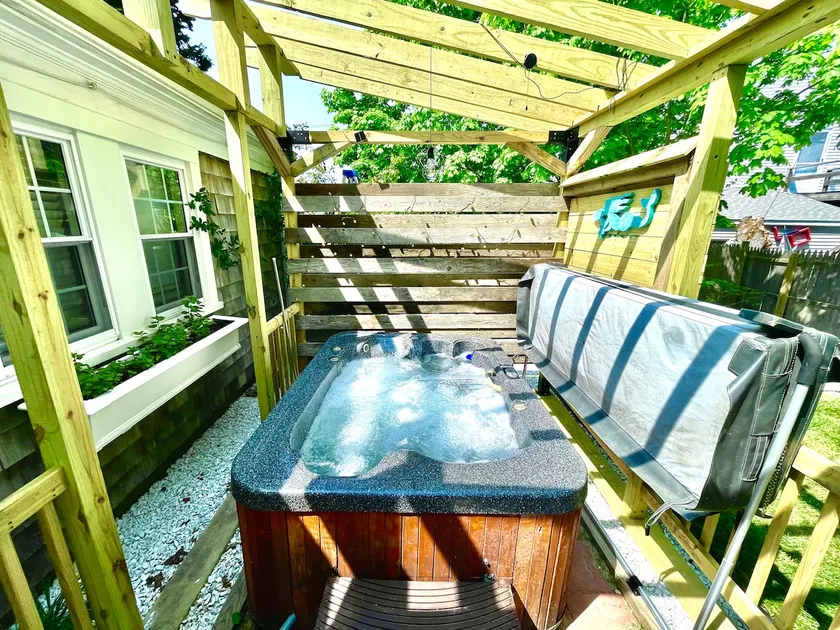 Violet’s Place- king bed- pet friendly- hot tub! - Image 1