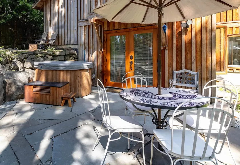 Luxurious Nature Retreat with Private Hot Tub - Image 1