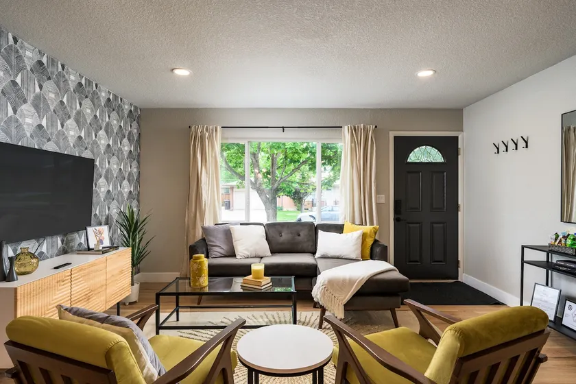 Remodeled 5 BR w/ fire pit + sauna + creek access - Image 1