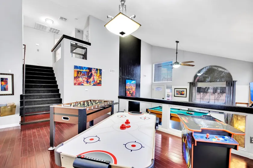 Vegas-Themed | Jetted Spa-Pool Table-Near Strip! - Image 1