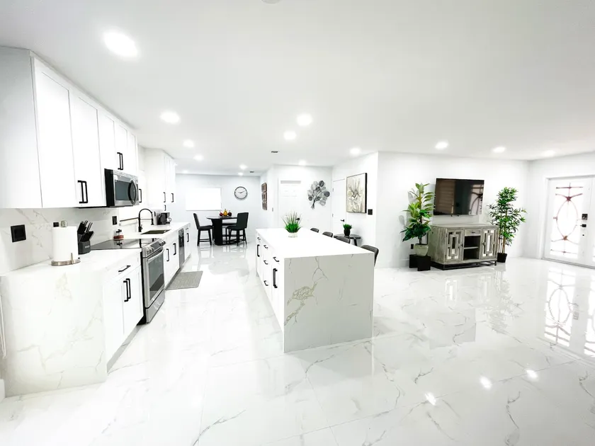 Stunning Modern Home w/Jacuzzi Near Dolphin Mall - Image 1