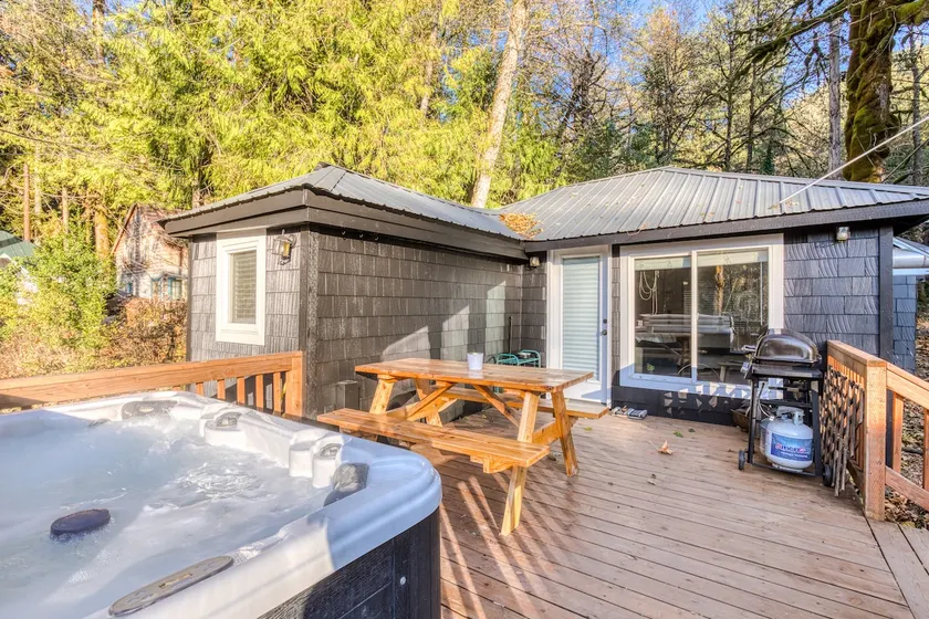 Lolo Bungalow - Private hot tub, riverfront access - Image 1