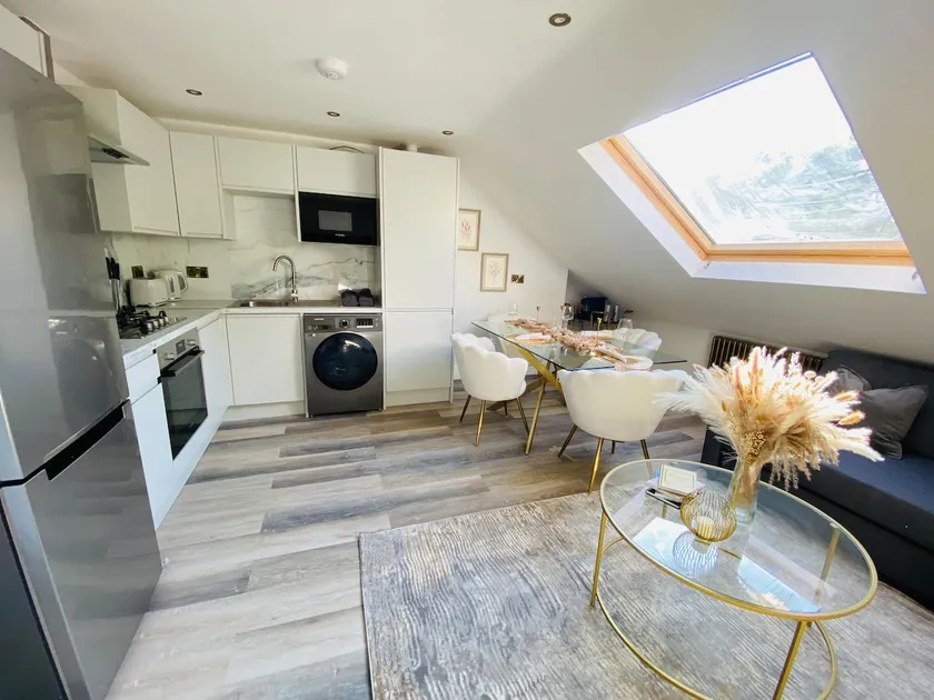 Apartment in Stepney Green - Image 1