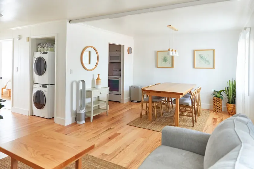 Boutique Style 2 Bedroom Apartment w/pool - Image 1