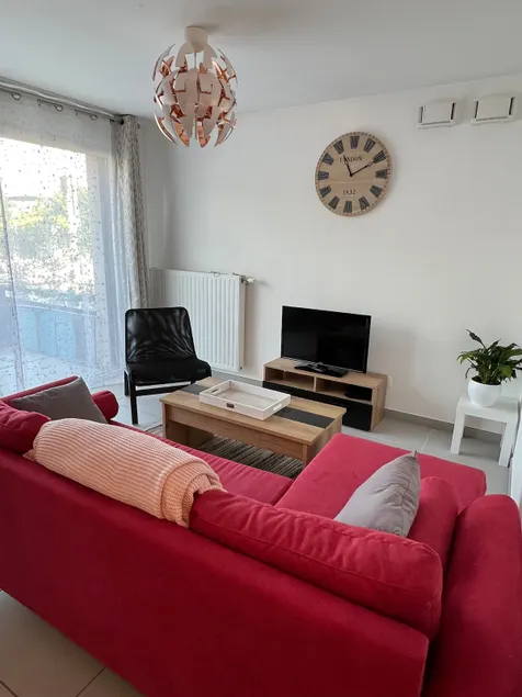 Cozy 2-bedroom home with terrace - Image 1