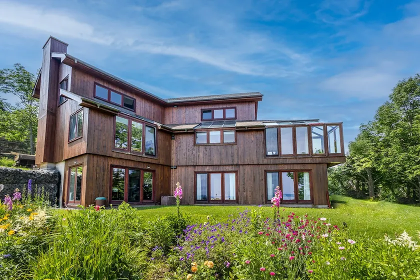 Beautiful Lakeside Property - Image 1