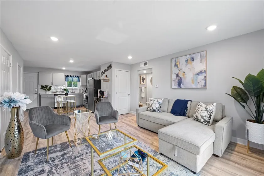 Stylish 2BR Apt | Balcony | Full Kitchen & Wi-Fi - Image 1