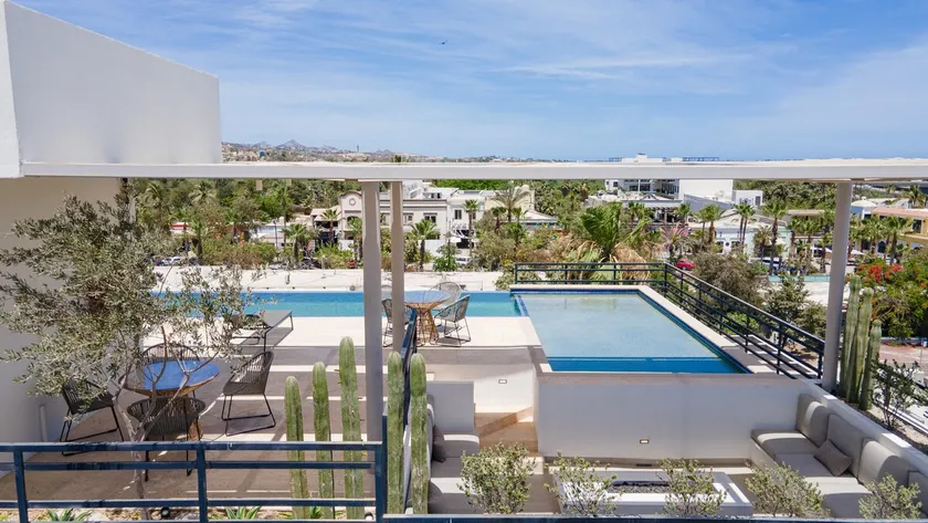 Infinity Pool & Gym: Designer Condo @ Art District - Image 1