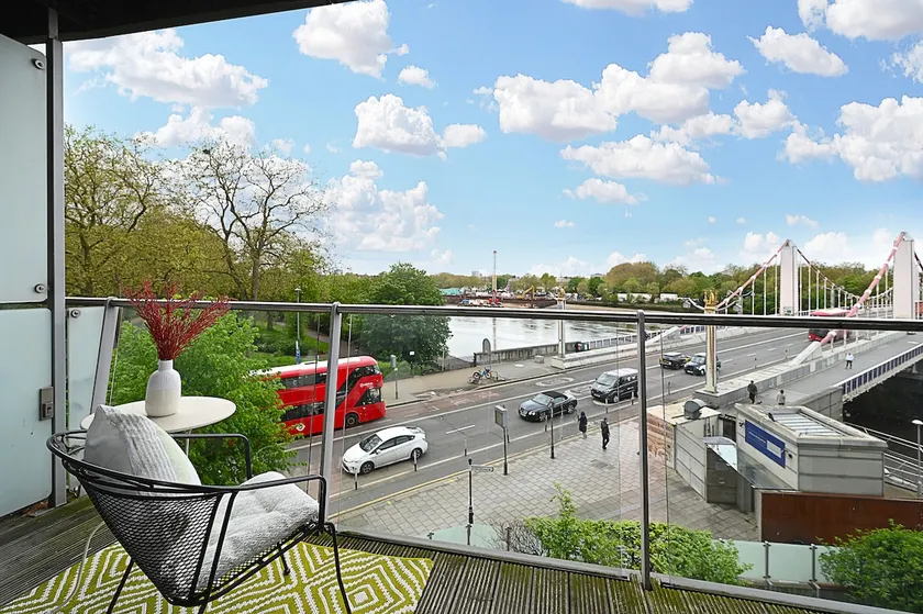 Queen Chelsea 77 - Image 1