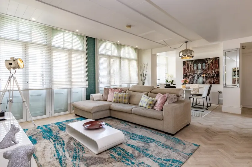 Iconic Oxford Street 3Bed 2Bath LIFT+AC+Balcony - Image 1