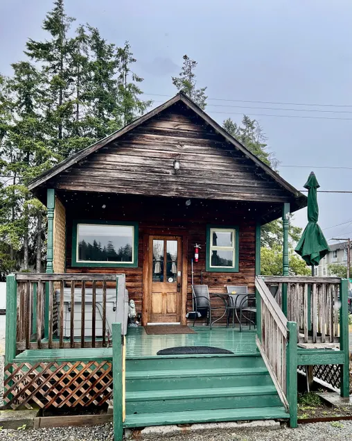 Bridge Tender Shack with hot tub on deck - Image 1