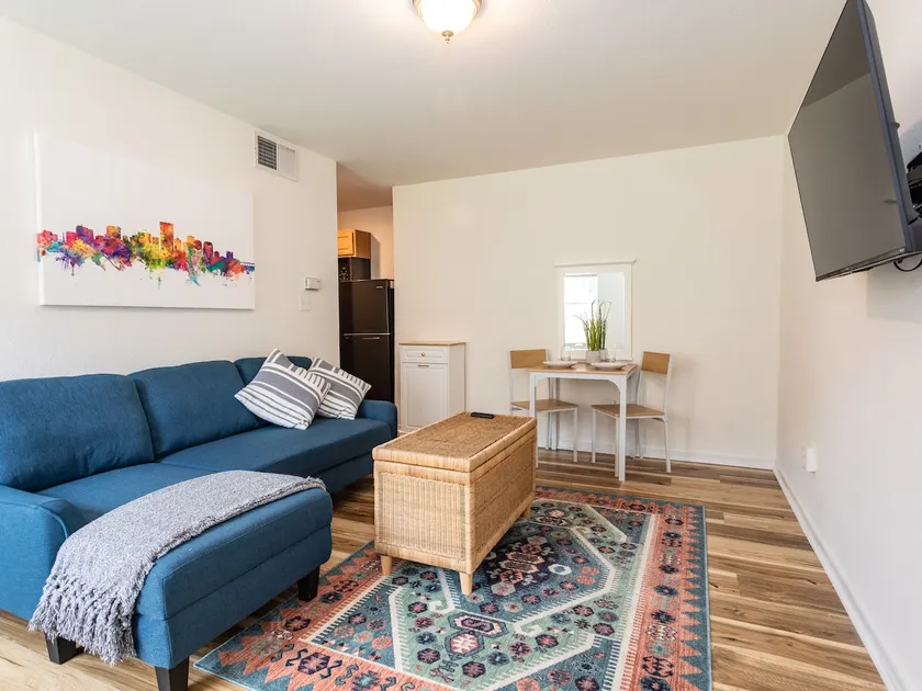 Eclectic Upgraded Apartment - Image 1