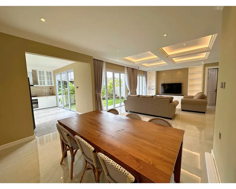 Luxury 4 Br Villa Orchard Park - Image 1