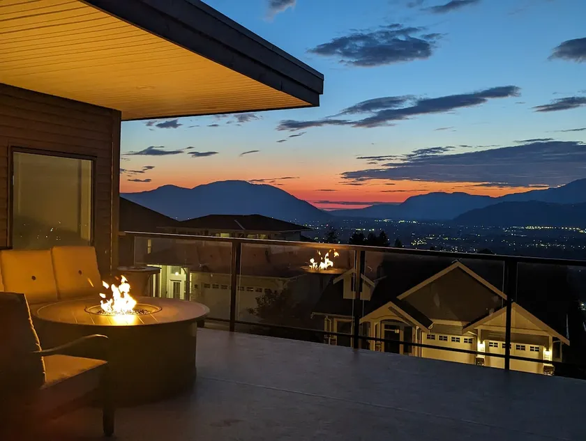A getaway with Views, Hot Tub, Theatre, Games & AC - Image 1