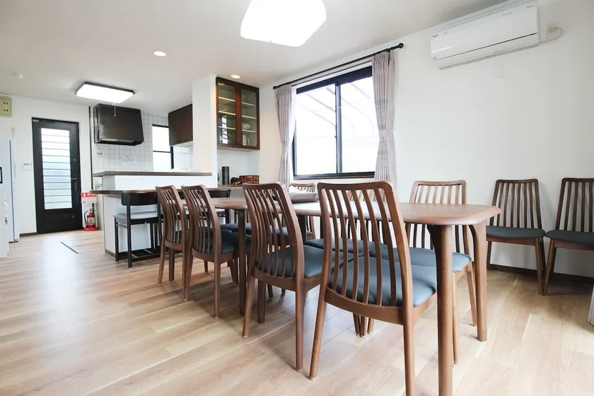 13 ppl can stay, available for wi-fi and parking - Image 1