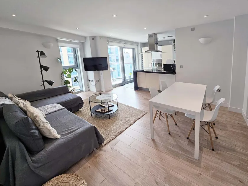Beautiful 2 bedroom Apartment on the River Thames - Image 1