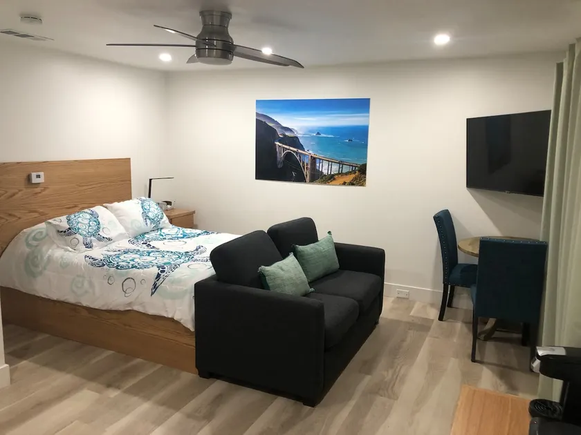 Studio with Private Entrance / Patio / Hot Tub - Image 1