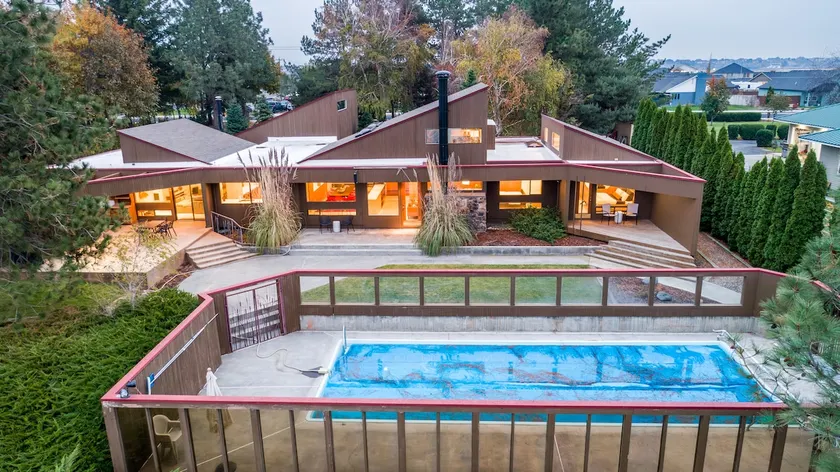 Stunning Mid-Century Inspired Lake House, Private Pool, Jet-ski & Boat Dock! - Image 1