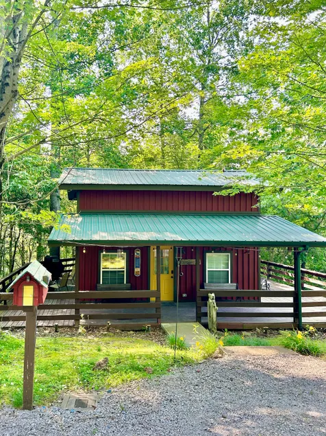 Red Moose Cabin with Hot Tub - Image 1