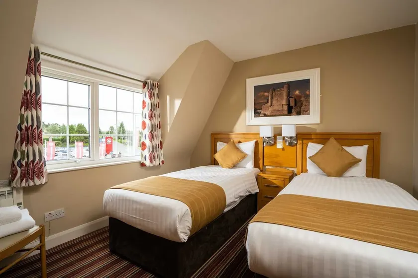 Serviced Family Room: ~ Pet Friendly with Ensuite - Image 1