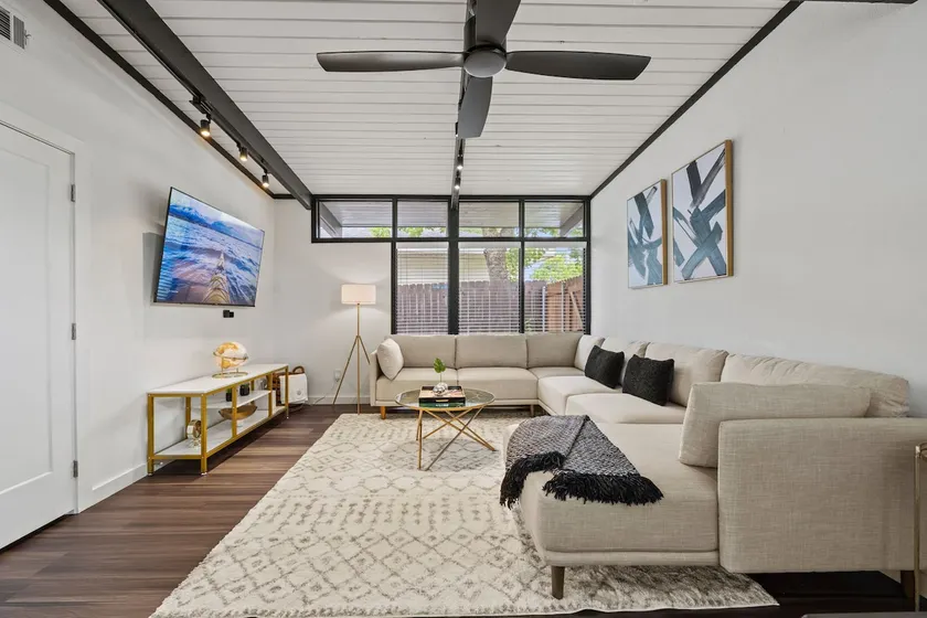 Stylish and Cozy Near Love-Field | King/Queen Beds - Image 1