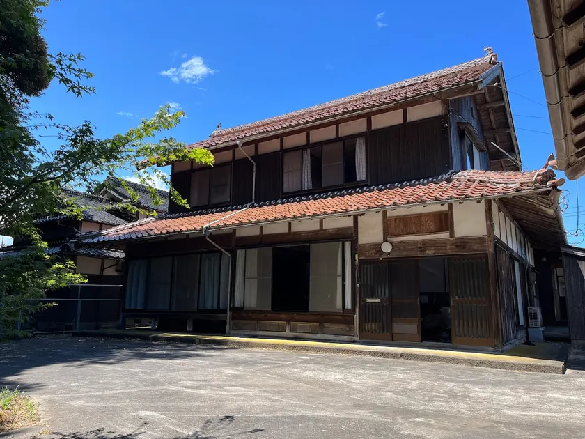 An old house in the countryside. Rent the whole house to individuals, families, and groups. Maximum 8 guests. Room-only accommodation. - Image 1