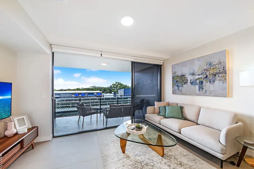 Stylish 1BR Opposite Shops, Near Beach w/ Car Park - Image 1
