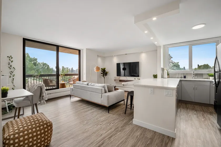 Modern & Bright | SUPER Central |Corner Unit - Image 1