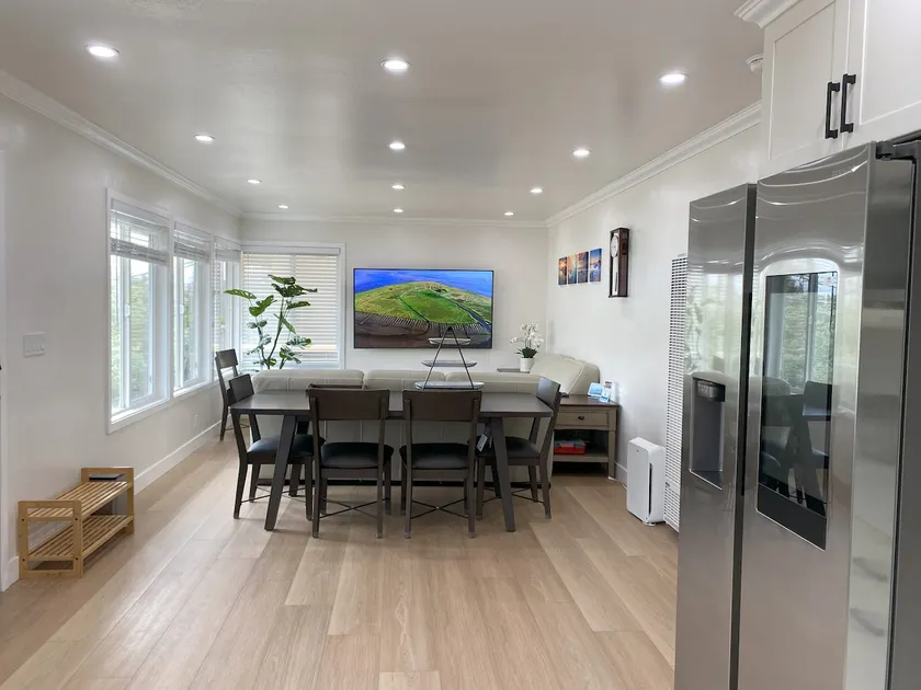 Renovated Seaside 2B1B • 15m SF/SFO • Free Parking - Image 1