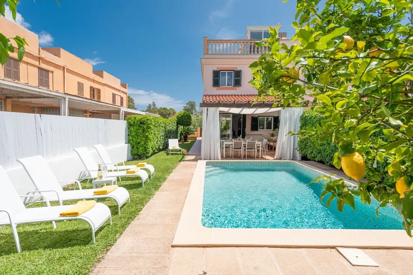 Alcúdia Retreat: Pool, Terraces & Memorable Stay - Image 1