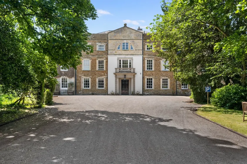 Manor house luxury top floor flat - Image 1