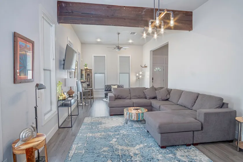 Take in Luxury & Comfort Family Haven Near DT - Image 1