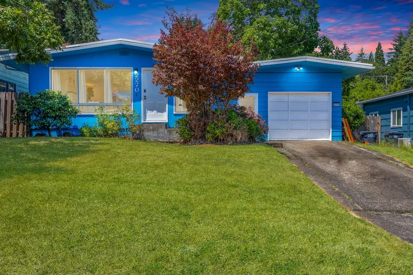 Fresh & Comfy House with Hot Tub, Pool Table, & BBQ - Image 1