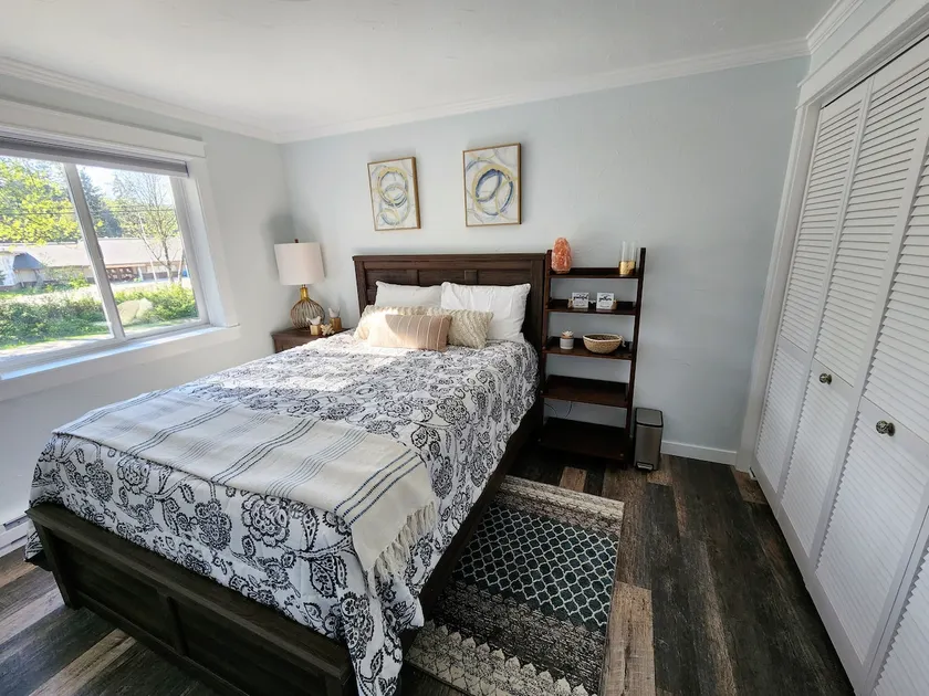 Cozy, clean and great location in the Valley. - Image 1