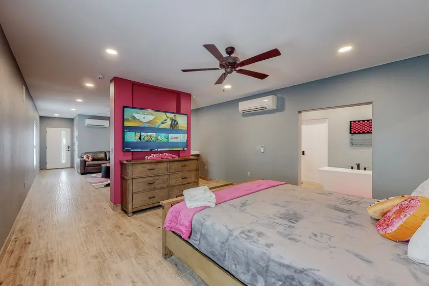 Casita Container w/Hot tub & King Bed On One Floor - Image 1