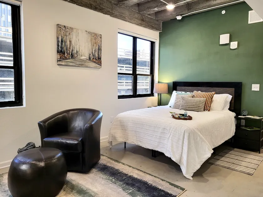 *Stylish suite downtown with FREE parking and GYM* - Image 1