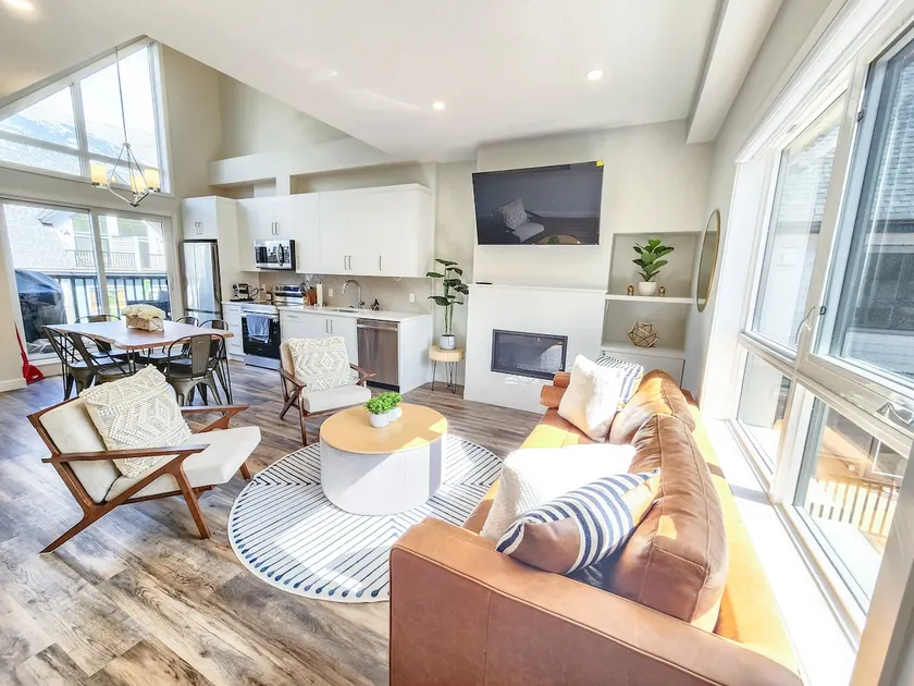 Modern 3 Bdrm Townhome w Pool, Mtn Views & AC - Image 1