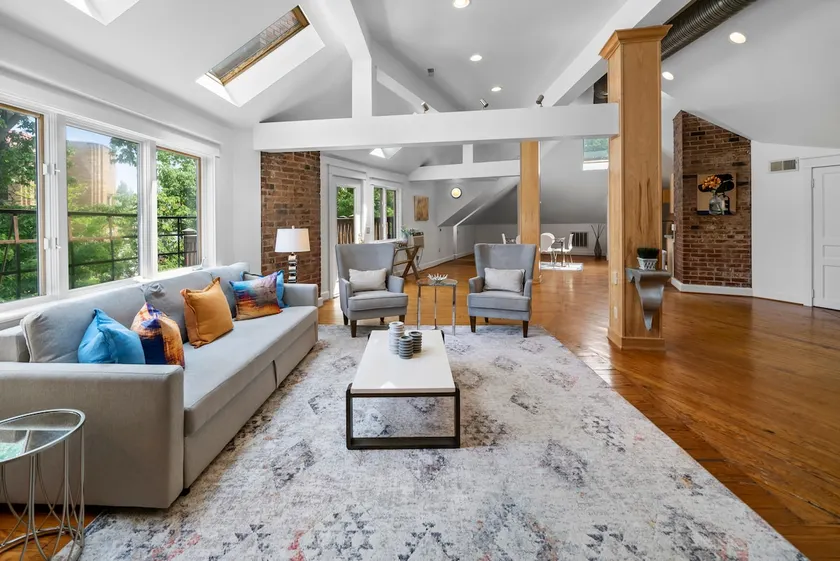 Hyde Park 2BR/2BA Penthouse with Private Patio - Image 1