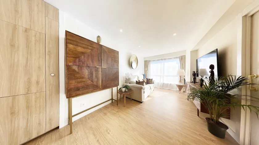 Miramar Luxurious apartment, 3 double rooms for 6 guests, free parking, terrace, new - Image 1