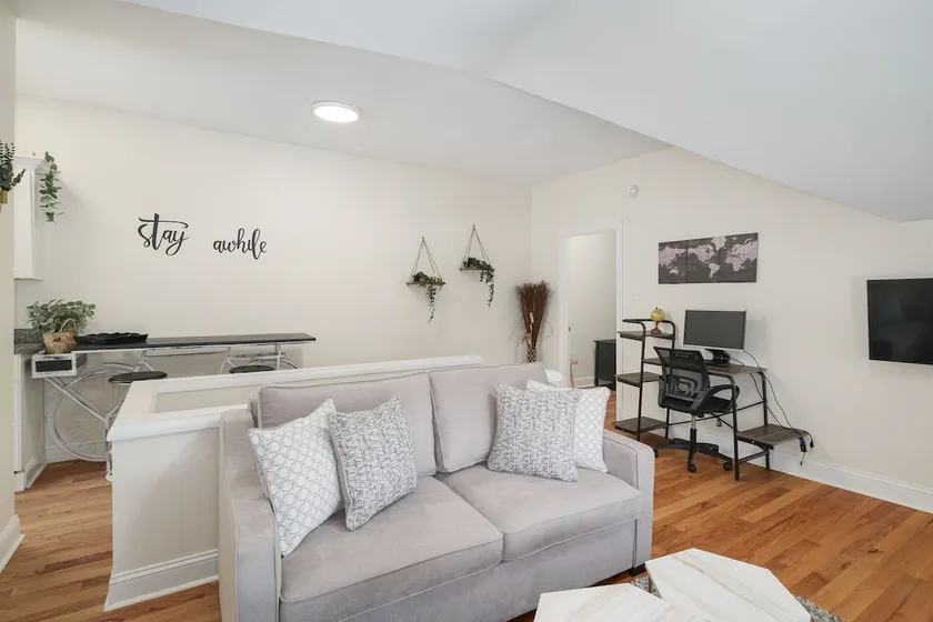 1 Bdrm Apt for Perfect Lil Getaway w/Free Parking - Image 1