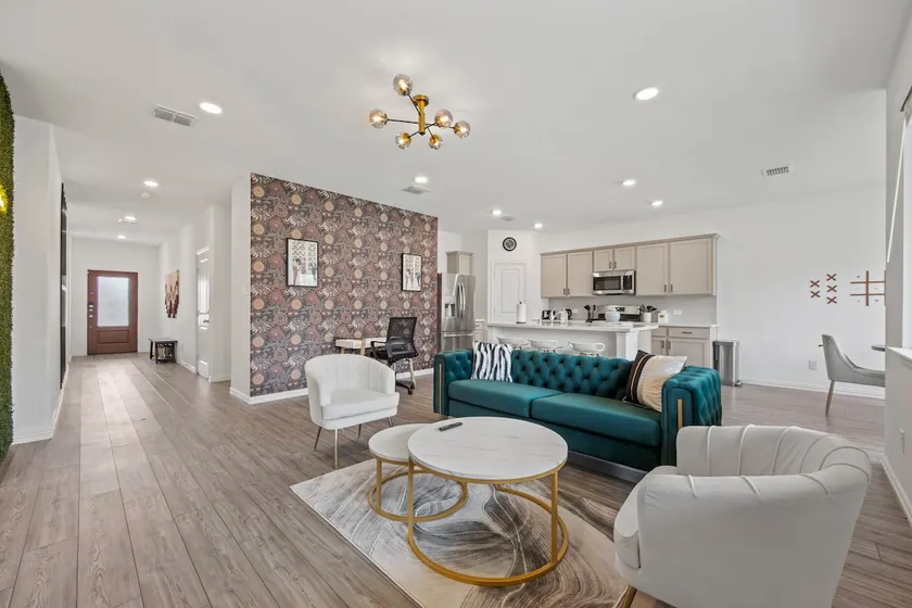 Modern and Cozy near Fort Worth | King/Queen Beds - Image 1