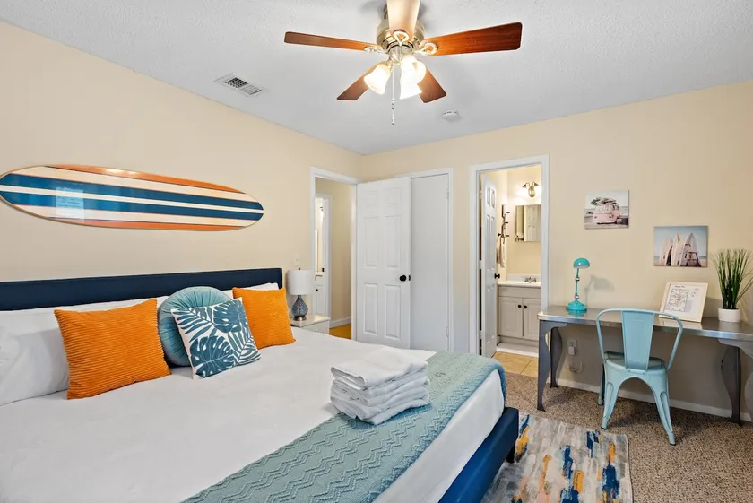 Flip Flop Cottage: Cozy Backyard/Fire Pit/Near DT! - Image 1