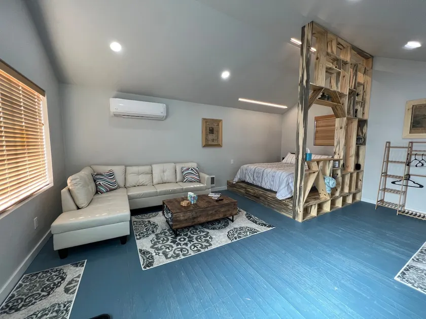 Fun studio, close to downtown, pet welcome - Image 1