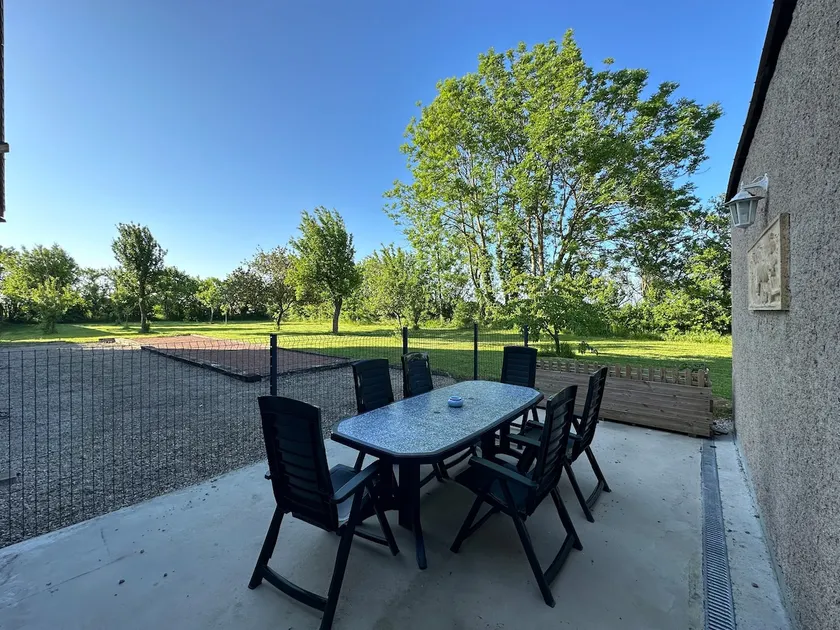 Beautiful 4 bedroom in a green setting - Image 1