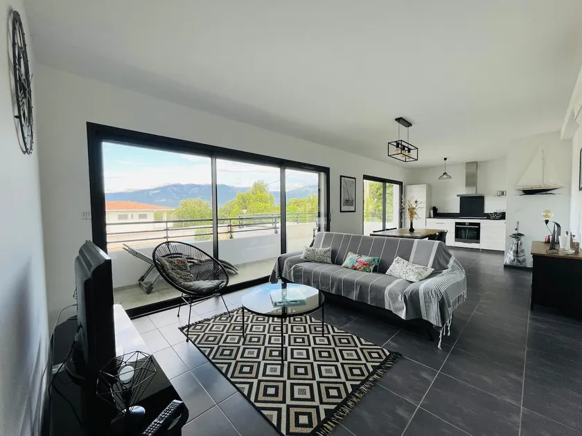 Modern apartment with pool - Image 1