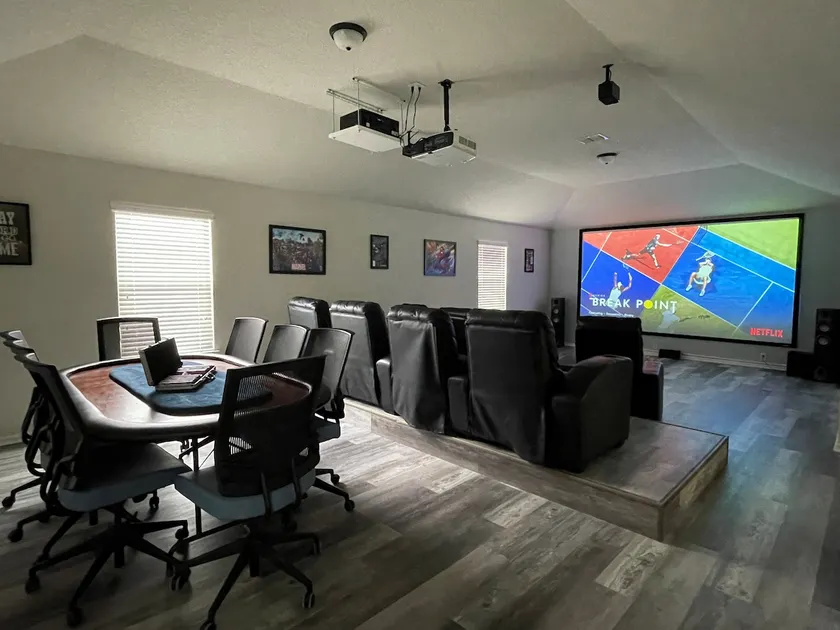 8 BED 2 bed downstair Pool/Poker tabl 155” theater - Image 1