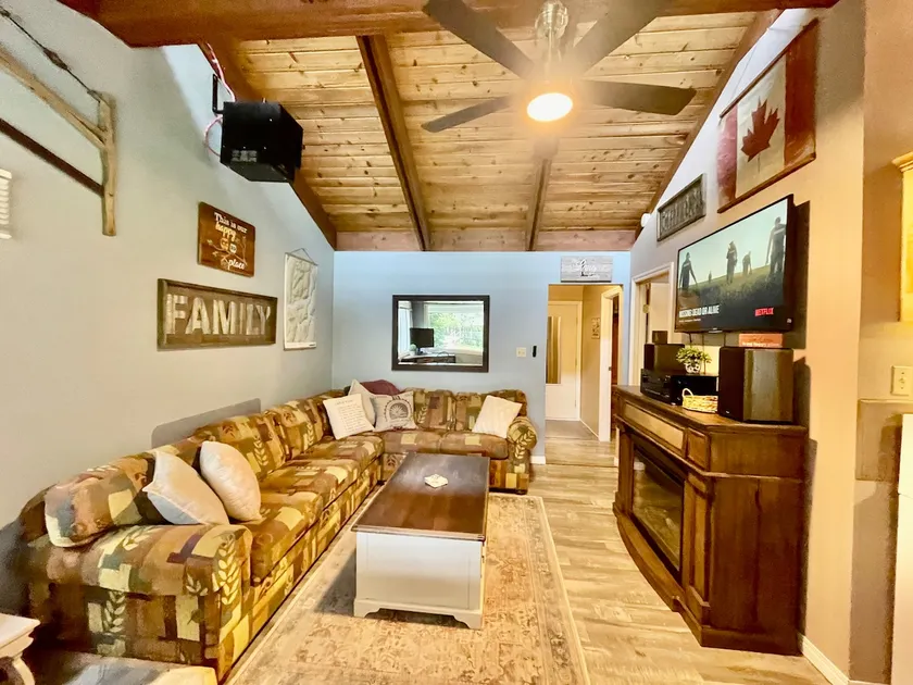 Lang's Cabin for 6 - 10 Guests with Hot Tub! - Image 1