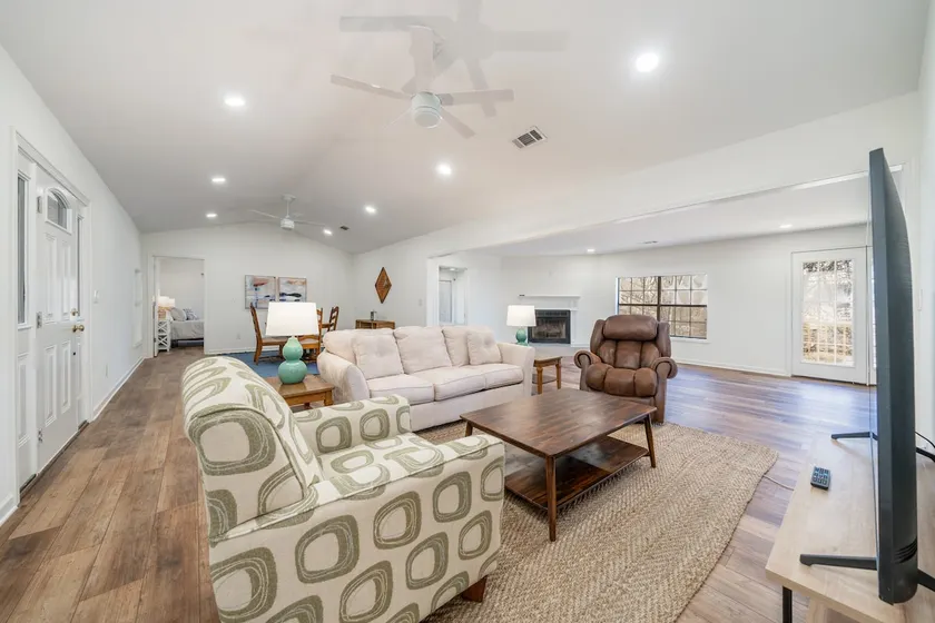 4BR Beautiful and Spacious Lakehouse - Image 1