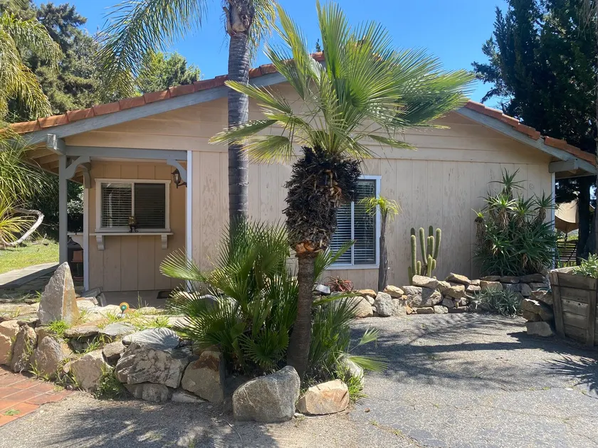 Enjoy amazing 2 bedroom house. 3 beds. - Image 1