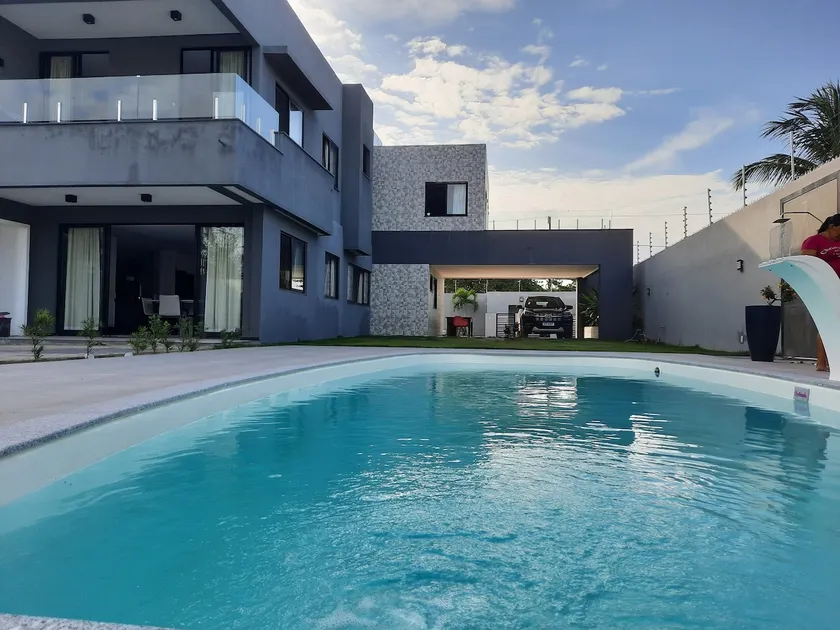 High-end house with 4 air-conditioned en-suites. - Image 1